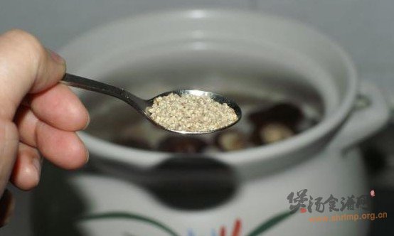 白萝卜香菇胡椒猪骨汤的做法