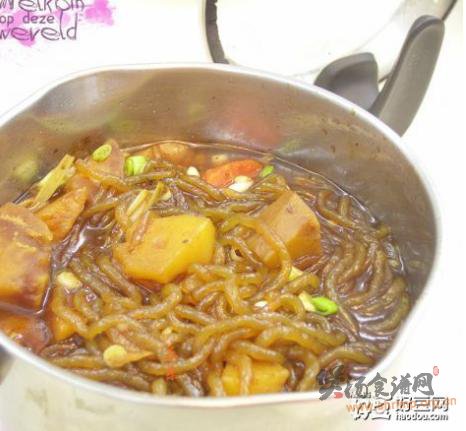 土豆胡萝卜炖红薯粉的做法