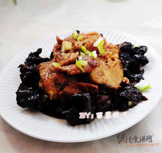红烧鳕鱼炖木耳的做法