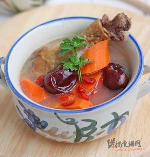 腊鸡腿胡萝卜红枣枸杞汤的做法