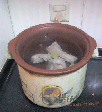 连藕花生猪骨汤的做法