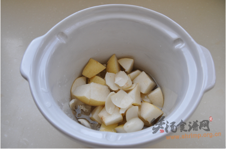 百合银耳雪梨汤的做法
