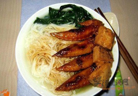 红烧翅尖汤米粉的做法