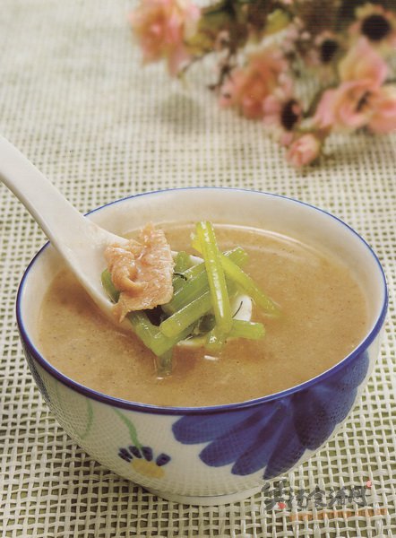 茼蒿滚牛肉片汤的做法