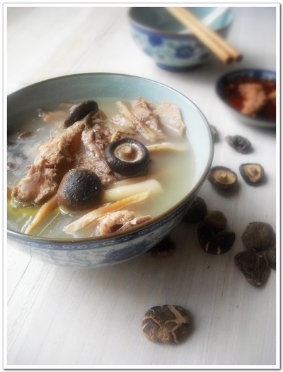 冬菇墨鱼龙骨汤的做法