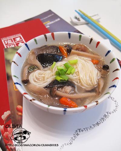 骨汤细面的做法