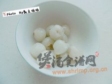 红糖荔枝银耳羹的做法