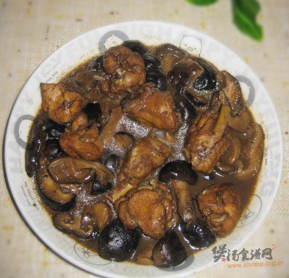 香菇炖鸡翅的做法