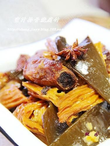 蜜汁排骨炖腐竹的做法