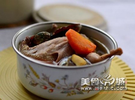 鲍鱼炖鹌鹑的做法