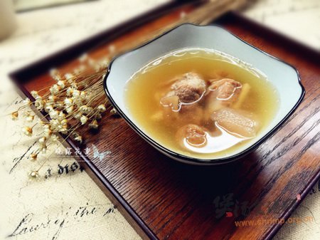 无花果雪梨煲猪骨的做法