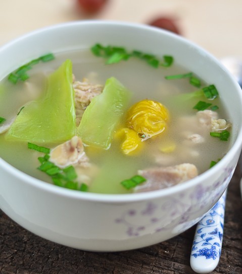 板栗鸡球煲的做法