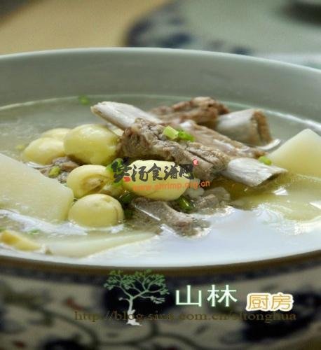 莲子土豆排骨汤的做法