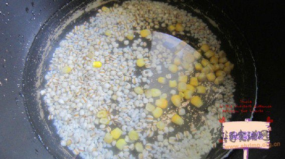 五彩斑斓果肉薏米粥的做法