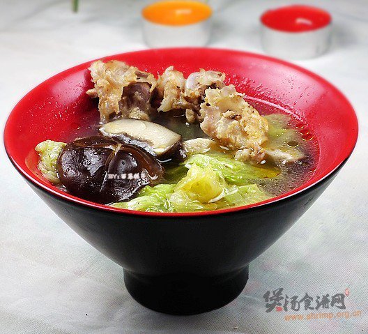 香菇白菜鸡骨汤的做法