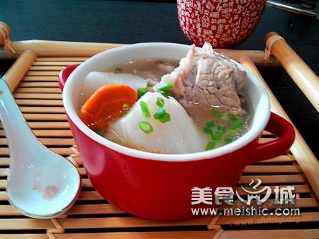 白萝卜棒骨汤的做法