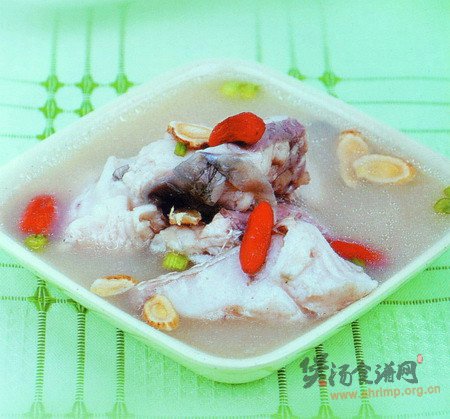 枸杞黄芪鱼块汤的做法