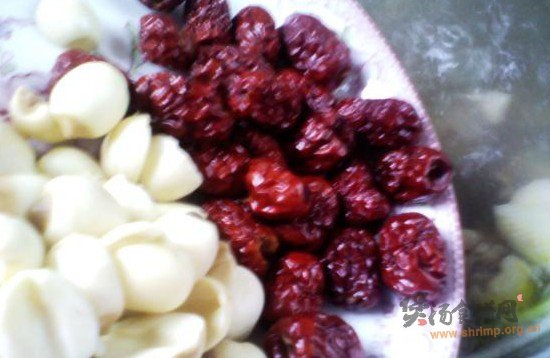 红枣莲子炖鸡的做法