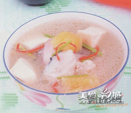 菠萝鲤鱼煲的做法