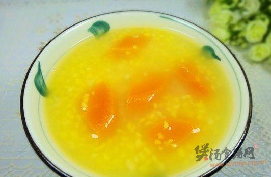 胡萝卜玉米渣粥的做法