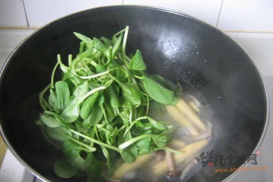 鸡毛菜土豆菌菇汤的做法