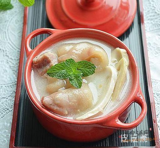 笋干炖腊猪蹄的做法