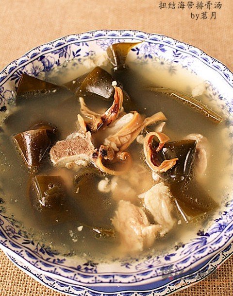 扭结海带排骨汤的做法