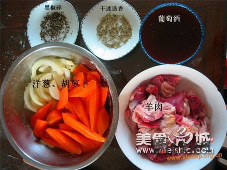红酒鲜蔬炖羊肉的做法