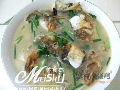 香菜豆豉豆腐鱼头汤的做法