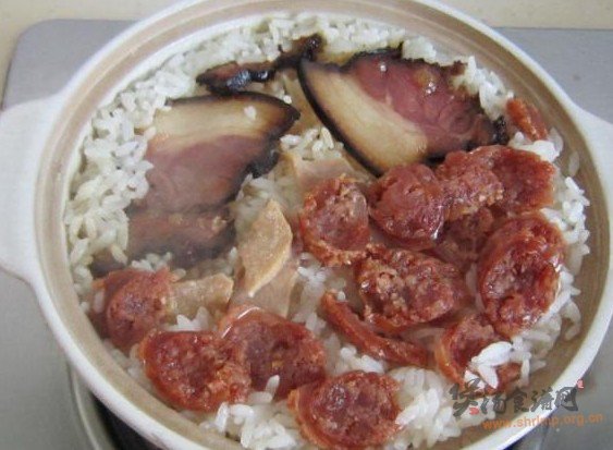 熏肉香肠煲仔饭的做法