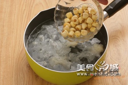 银耳莲子羹的家常做法的做法