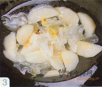 银耳梨片汤的做法
