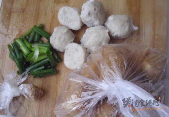 油豆腐鱼丸汤的做法