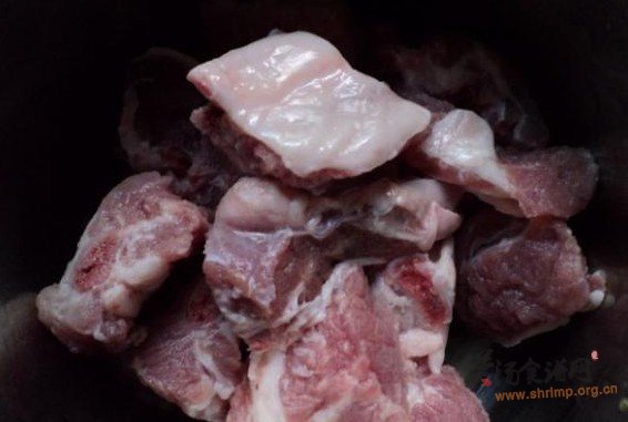 红萝卜玉米煲排骨汤的做法