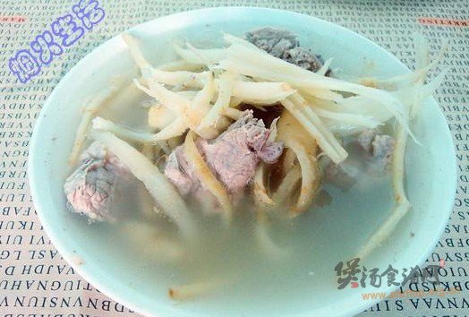 茴香根排骨汤的做法