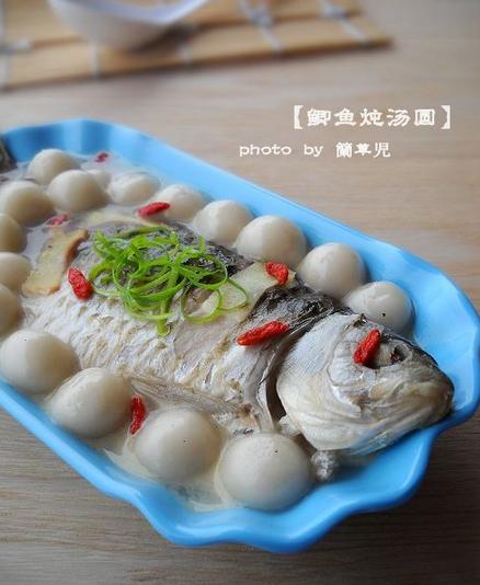 鲫鱼炖汤圆的做法