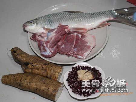 赤小豆鲮鱼煲粉葛汤的做法