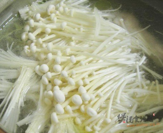 金针菇鸡腿汤的做法