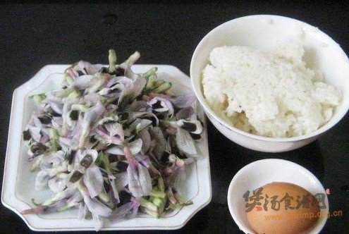蚕豆花鸡蛋粥的做法