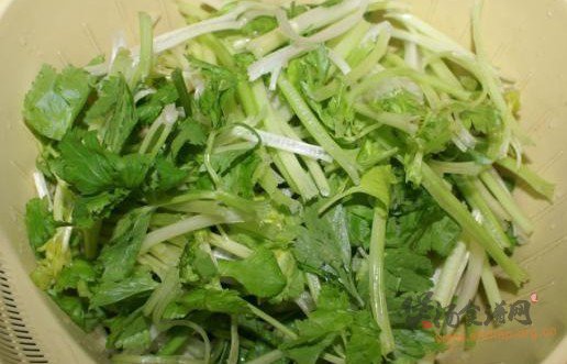 鸡柳香芹汤河粉的做法