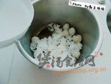 红糖荔枝银耳羹的做法