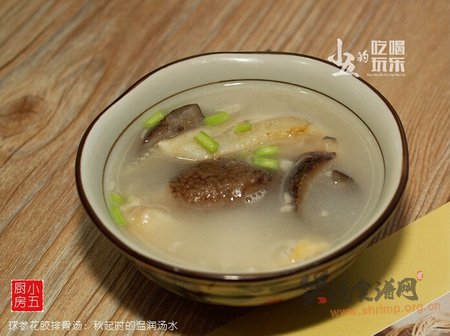 球参花胶排骨汤的做法