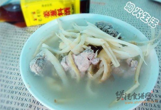 茴香根排骨汤的做法