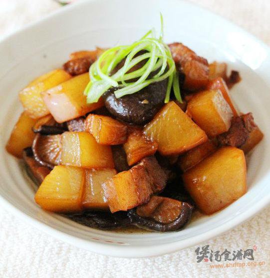 卞萝卜香菇炖肉的做法
