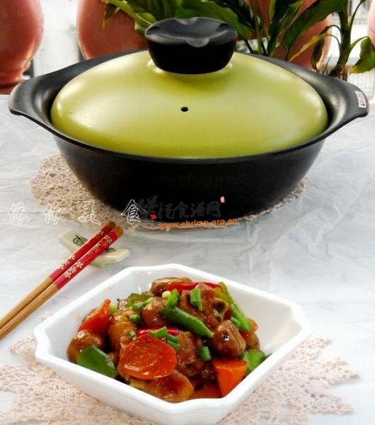 飘香栗子鸡煲的做法