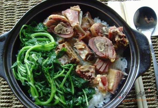 腊鸭腿煲仔饭的做法