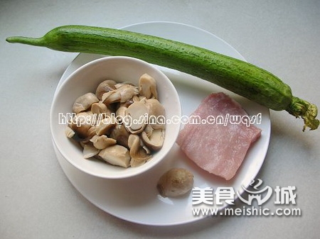 草菇丝瓜肉片汤的做法