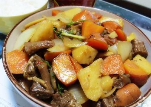 土豆胡萝卜炖牛腩的做法