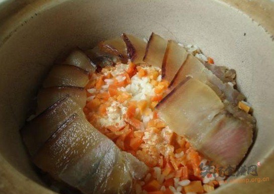 胡萝卜腊肉煲仔饭的做法