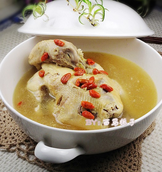 枸杞鸡肉煲的做法